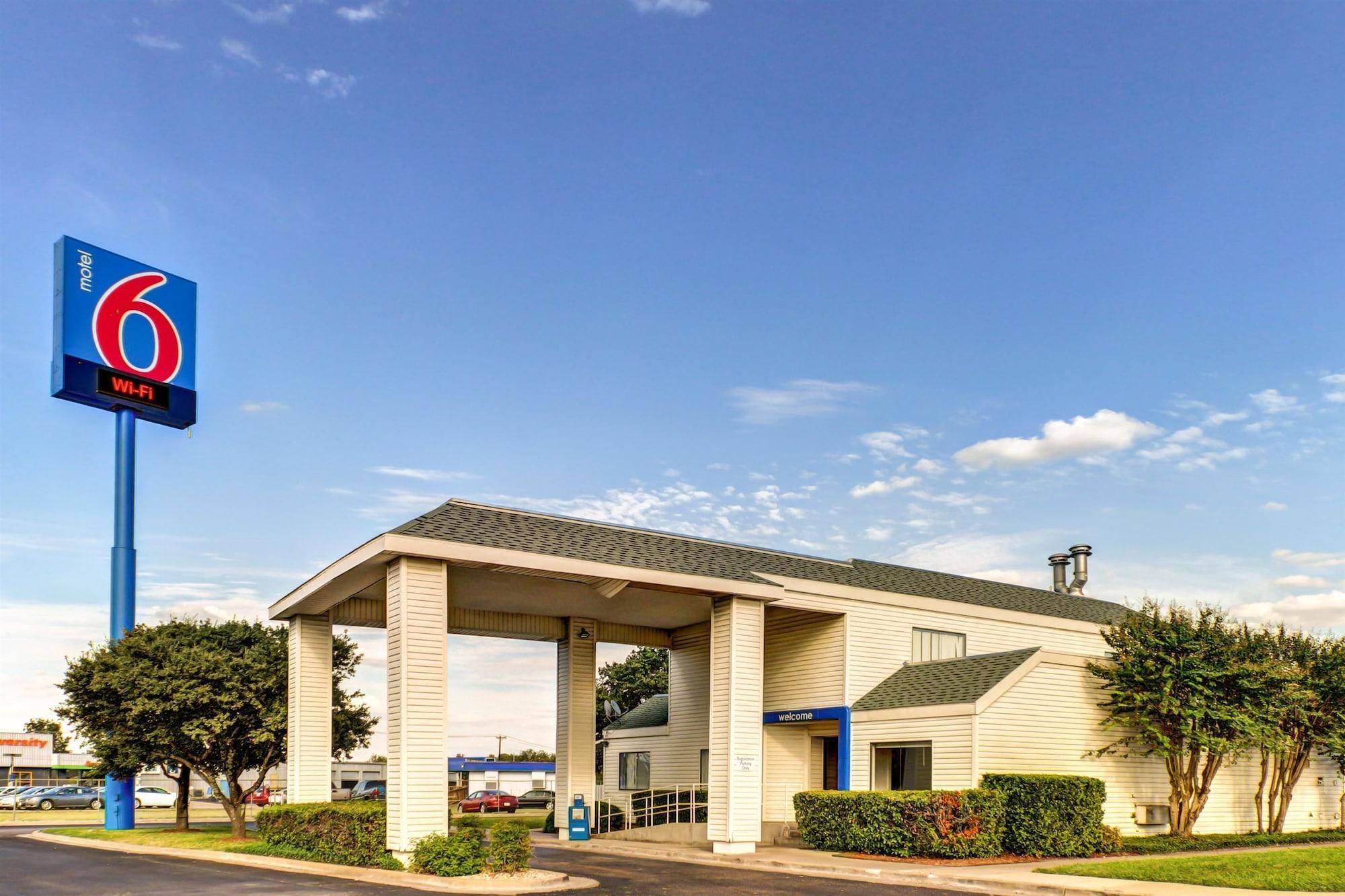 Days Inn By Wyndham Waco University Area Eksteriør billede